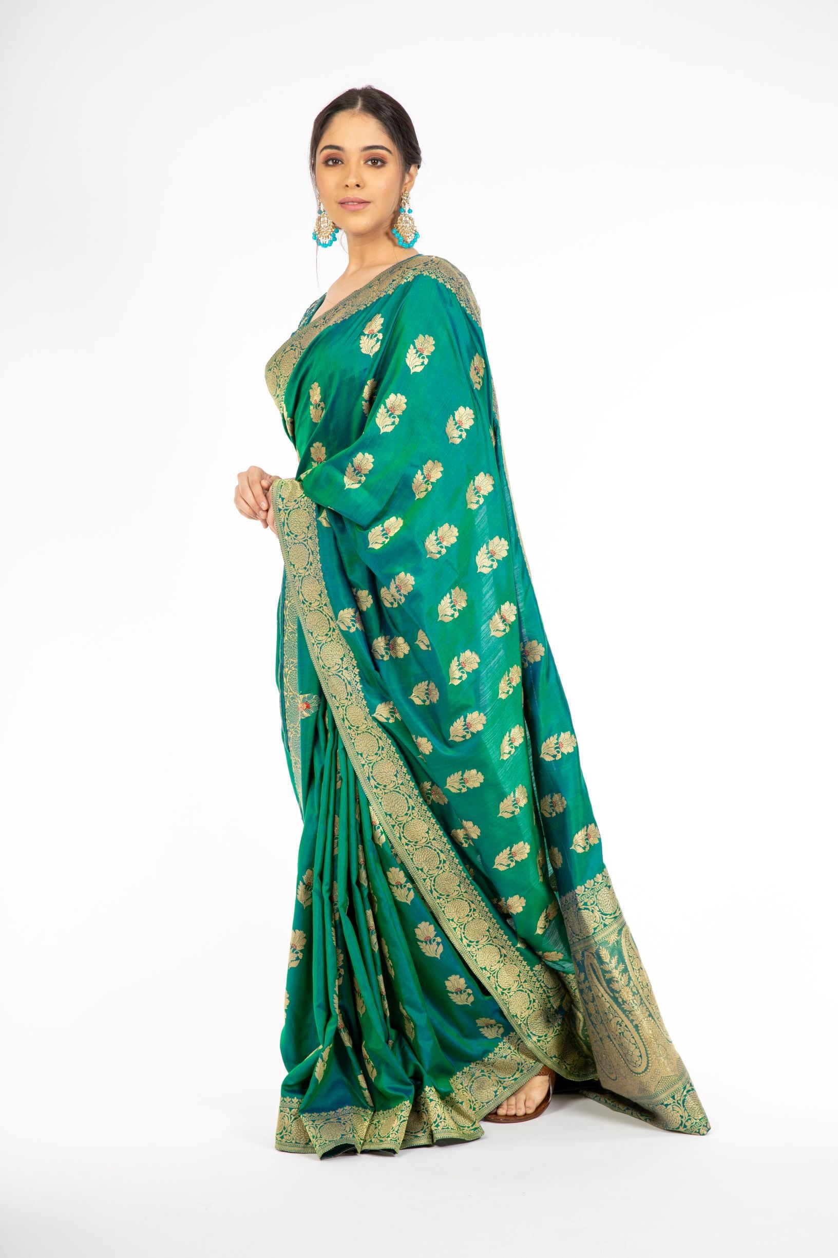 Ravishing Green and Blue Double Shaded Handloom Saree with Kadwa Weaving