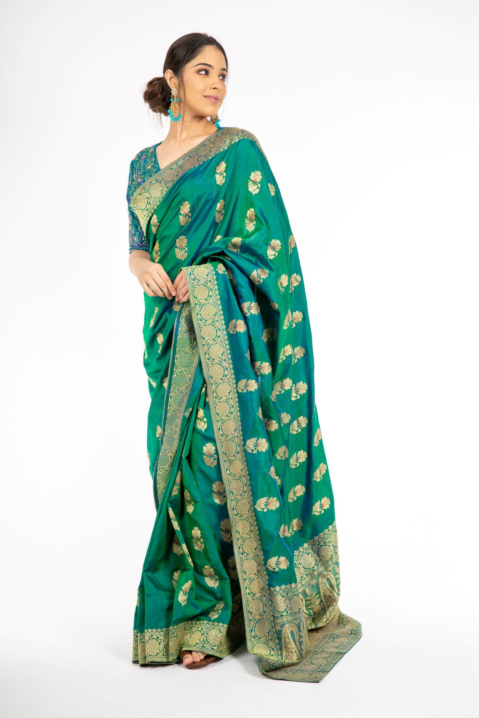 Ravishing Green and Blue Double Shaded Handloom Saree with Kadwa Weaving