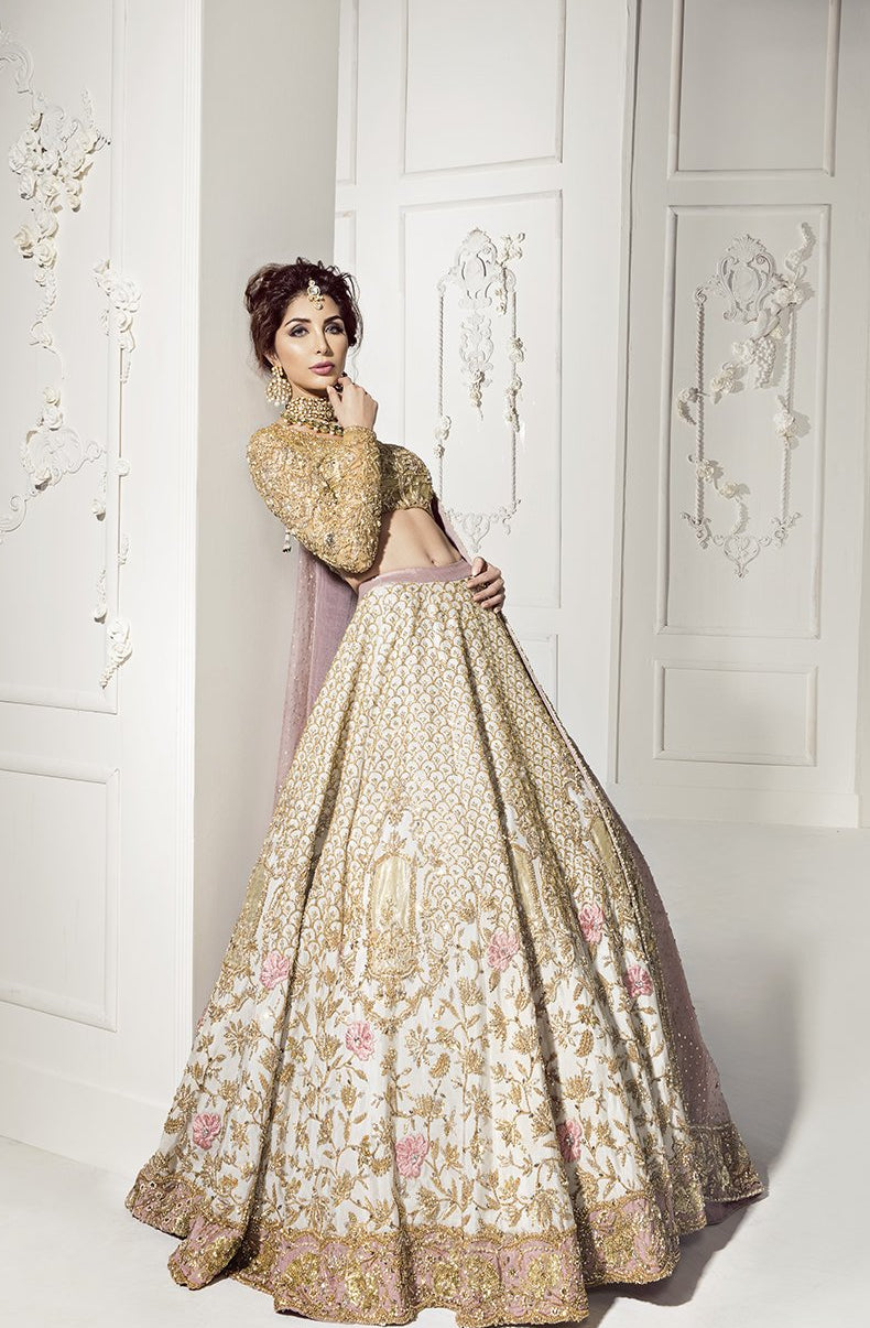 Ivory Embroidered Bridal Lehenga Set Design by Dolly J at Pernia's Pop Up  Shop 2023